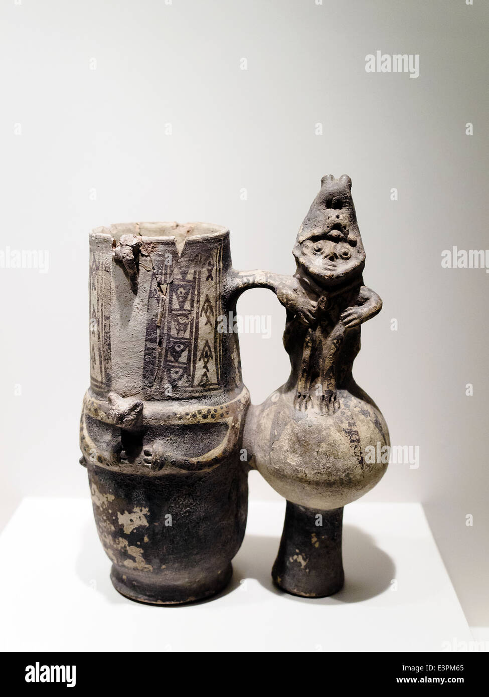 Doppelte produzieren Kunstwerke mit symbolischen Werten nur von denen verstanden, die sie geschaffen; Flasche Vasen Nackthund Kaiserzeit 1300-1532 n. Museo de Arte Precolombino, Cusco - Peru Throughtout Geschichte, Handwerker zwar nicht unmöglich, aus unserer eigenen künstlerischen Perspektive geschätzt werden. Werke wie dieses Set von gekoppelten verknüpften Gefäße oder Flaschen, konfrontieren uns mit solch eine Wirklichkeit: ohne zu wissen genau ihre symbolischen Gehalt noch in der Lage, nähern sich auch ihrer sozialen; Bedeutung, sind wir dennoch in der Lage, sie durch die Reinheit ihrer Zusammensetzung zu schätzen wissen. Stockfoto