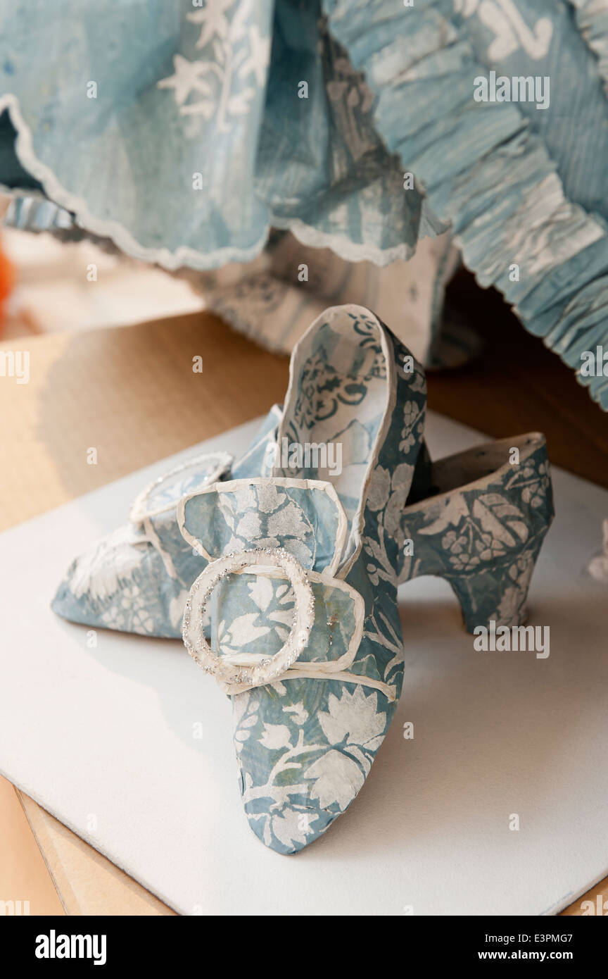 Ein paar handbemalter Papier Schnalle Rokoko Schuhe Stockfoto