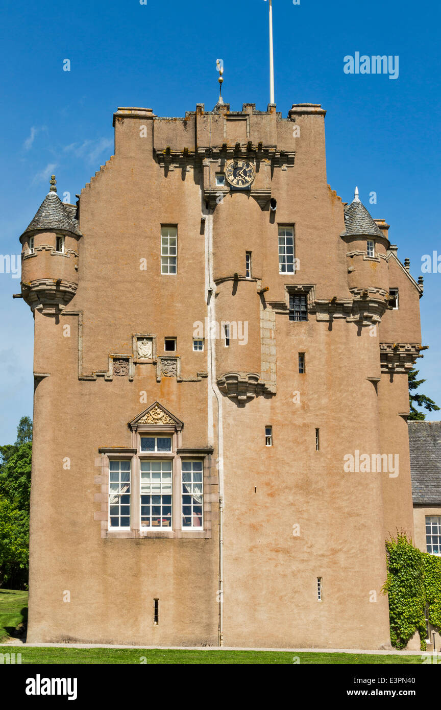 CRATHES CASTLE WANDDETAIL MIT WAPPEN UND TÜRMCHEN-ABERDEENSHIRE-SCHOTTLAND Stockfoto