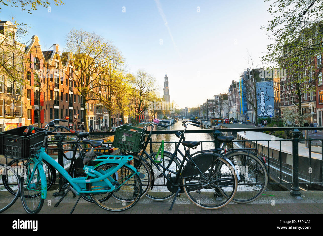 Zeigen Sie nach unten Prinsengracht gegenüber der Turm der Westerkerk, Jordaan, Amsterdam, Niederlande an Stockfoto