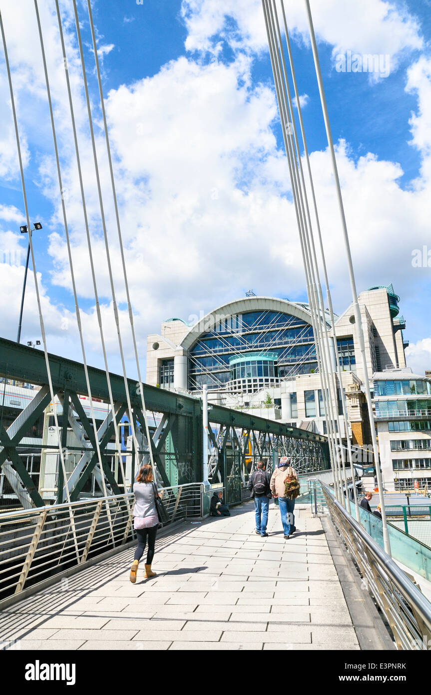Golden Jubilee Bridge und Charing Cross Railway Station, London, England, UK Stockfoto