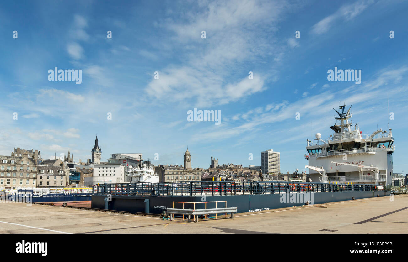 ABERDEEN CITY CENTRE SCHOTTLAND UND SKYLINE MIT BOOTEN ANGEDOCKT AN KAIS NAHE DEM FÄHRHAFEN Stockfoto