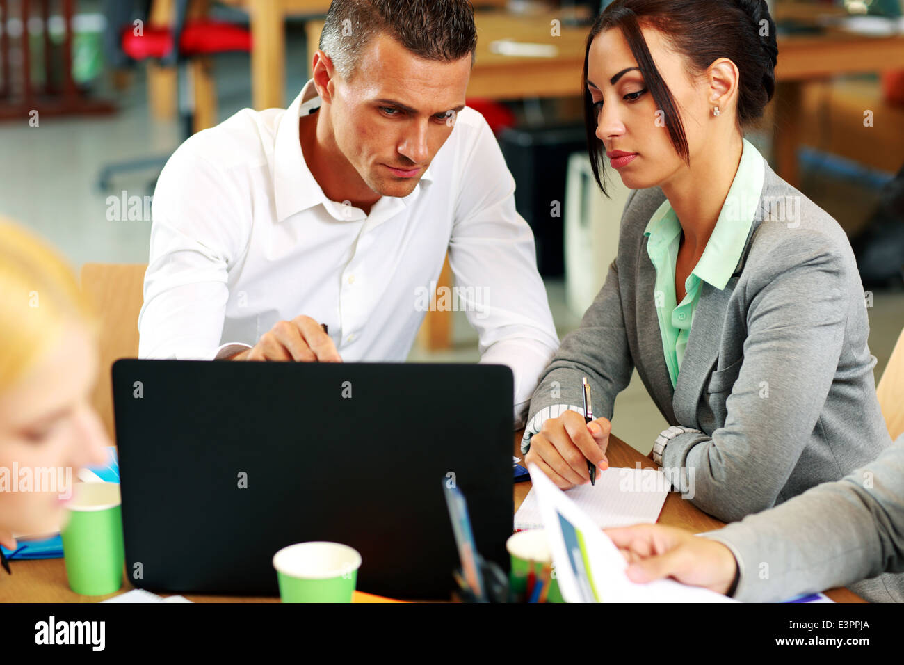 Porträt von einem Unternehmer arbeiten am Laptop im Büro zusammen Stockfoto