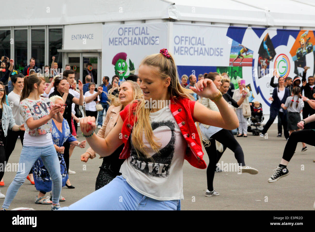 Glasgow, Schottland. 27. Juni 2014. Ein Flashmob der 100 Tänzer kündigt die Eröffnung der offiziellen Spiele waren Superstore von CEO David Grevemberg Credit: ALAN OLIVER/Alamy Live News Stockfoto