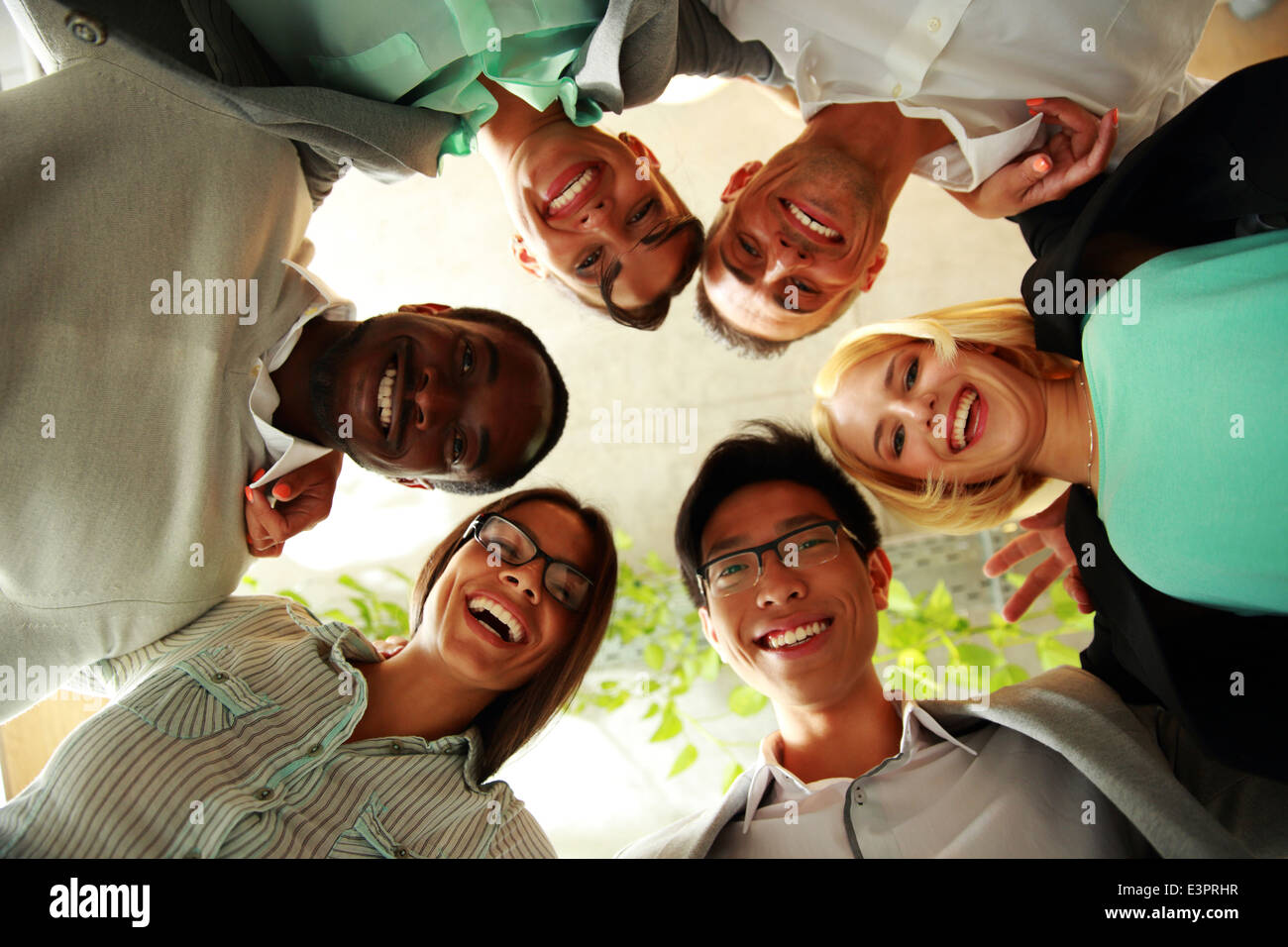 Glücklich Geschäftsleute mit ihren Köpfen zusammen stellvertretend für Konzept von Ftiendship und Teamarbeit Stockfoto