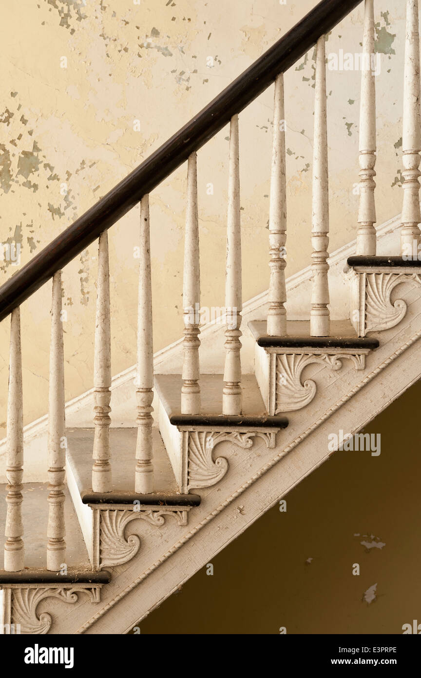 Geschnitzten Details auf Spuren der alten Treppe mit gerissenen Wandfarbe Stockfoto