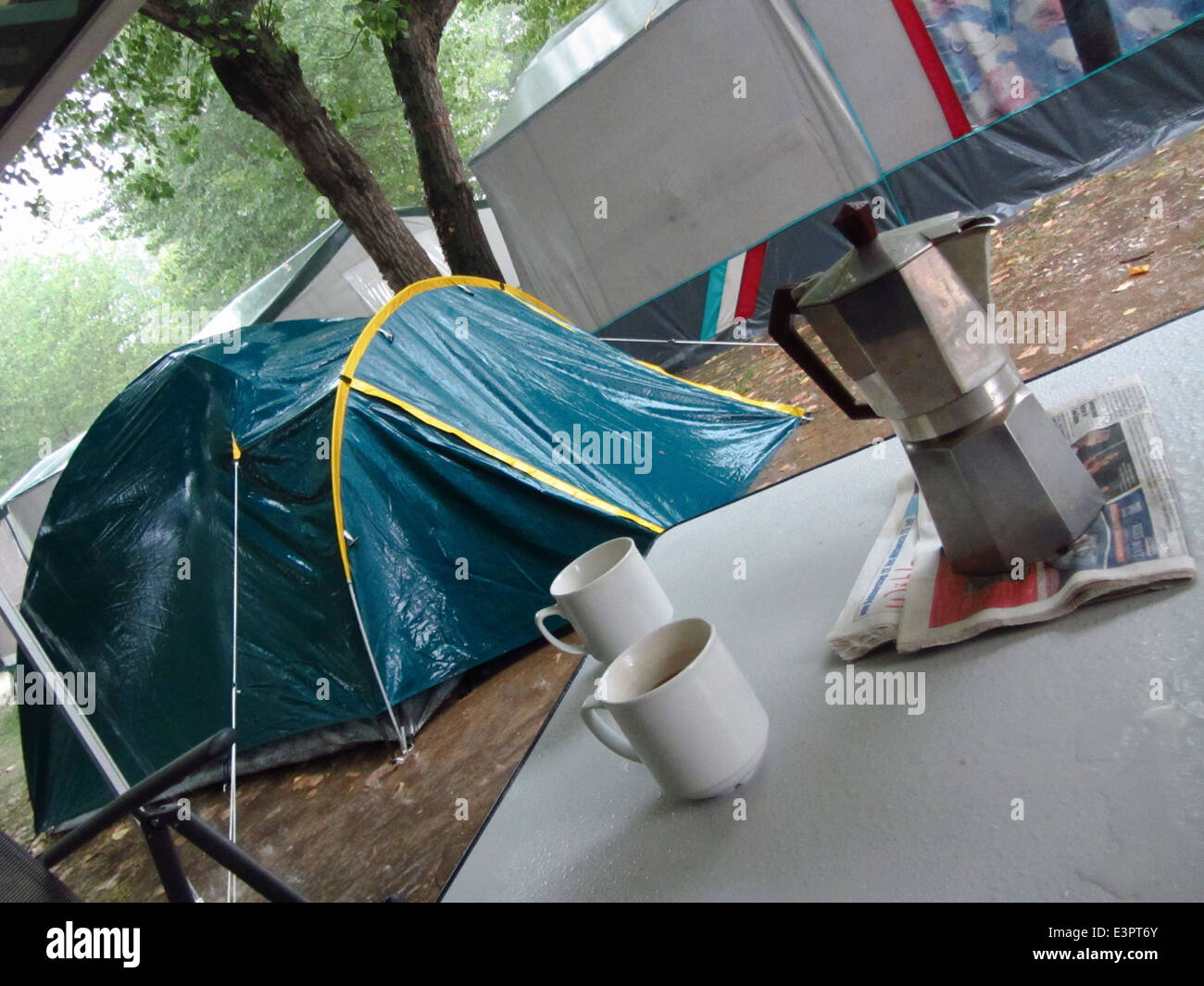 Camping im Regen (Campingplatz in Italien, Gardasee Stockfotografie - Alamy