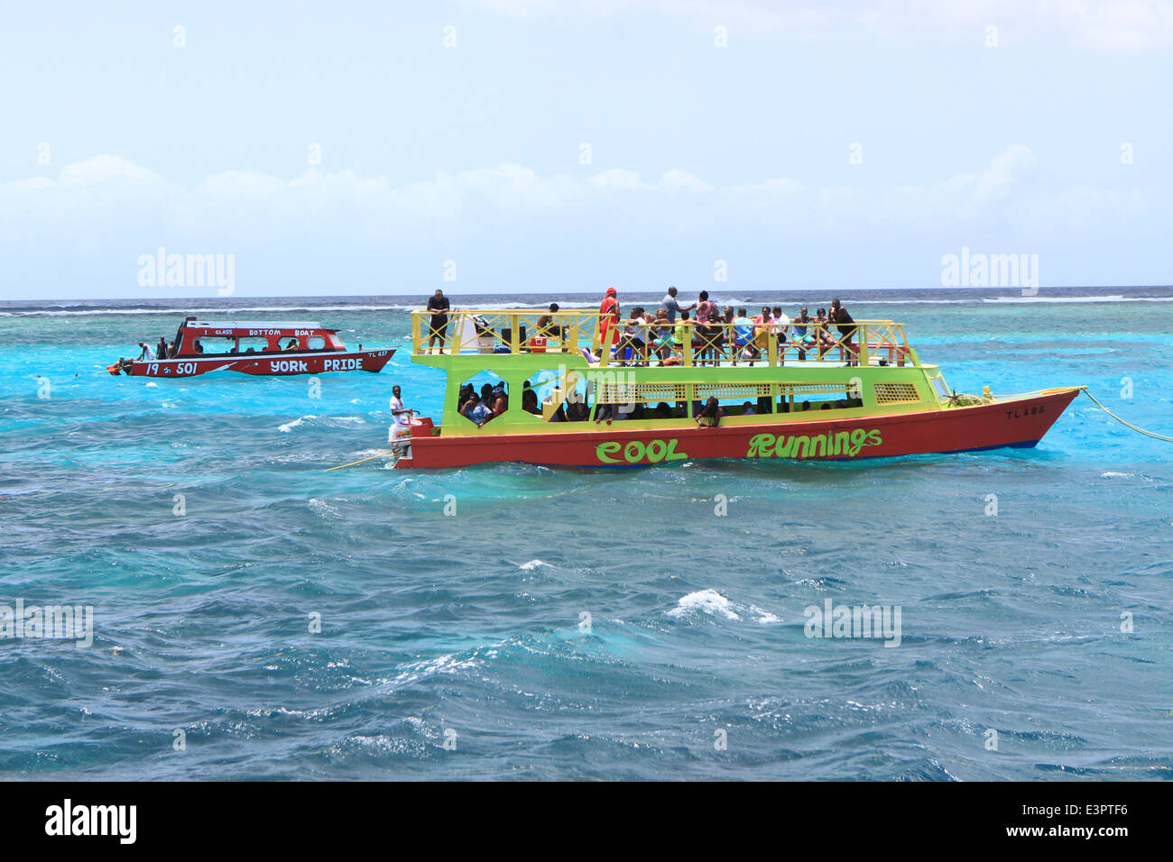 Buccoo Reef, TOBAGO: Touristen besuchen Buccoo Reef auf einem Boot mit Glasboden in der Nähe der Insel Tobago in der Karibik. Stockfoto