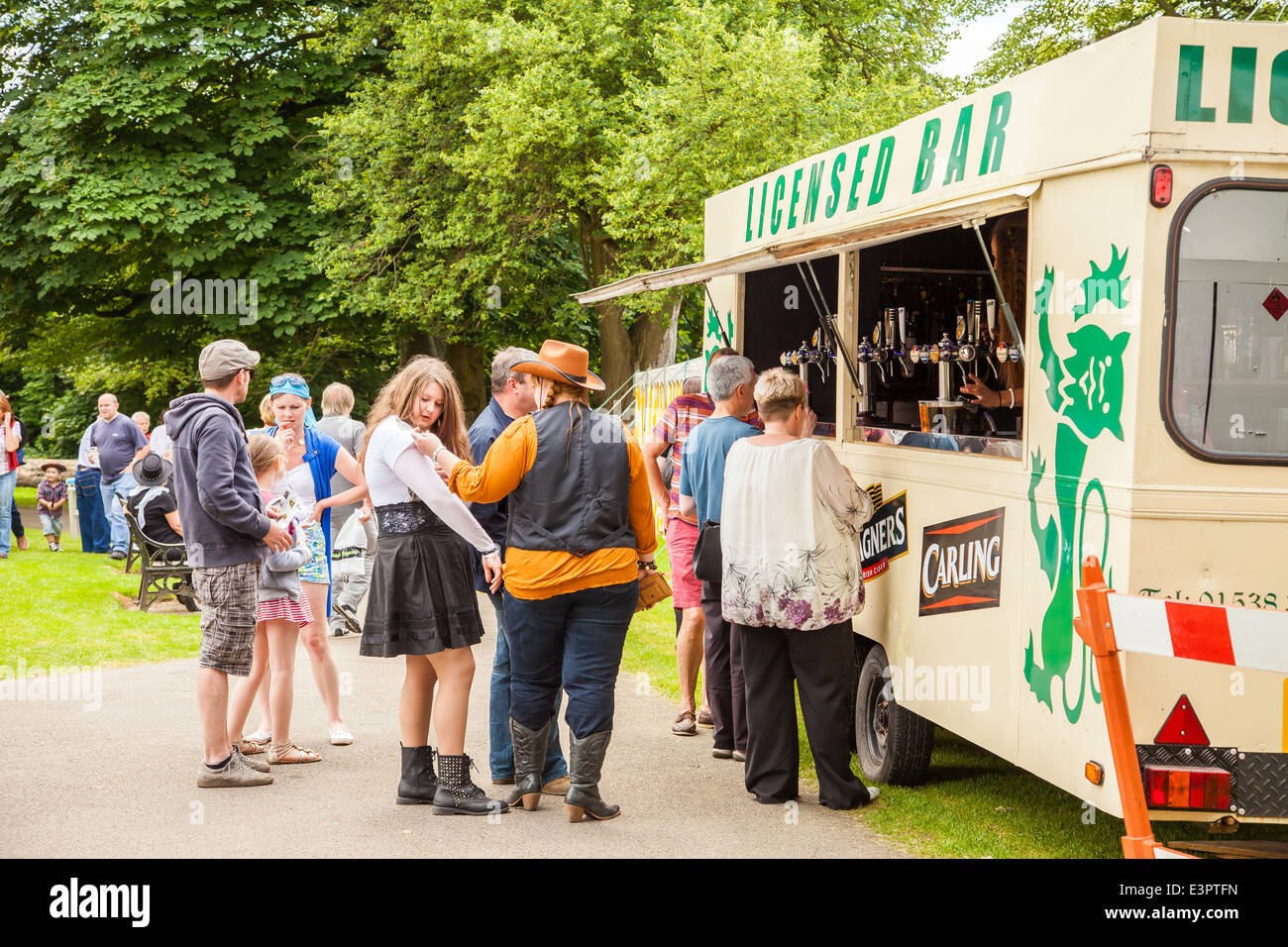 UK, England Lauch, Staffordshire. Menschen Schlangestehen vor mobilen Cocktail-Bar für Getränke. Stockfoto