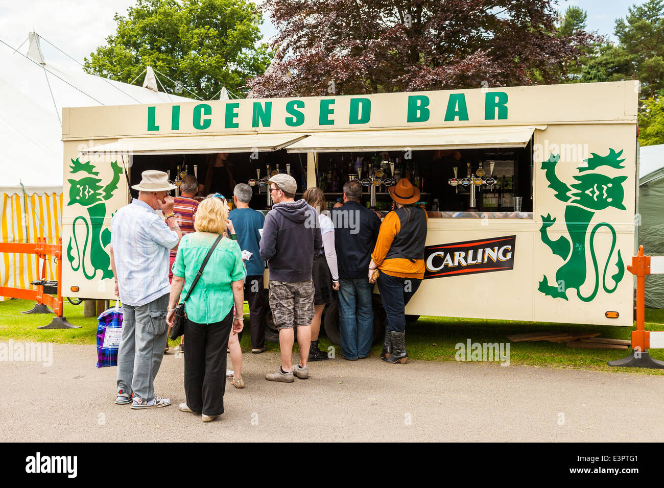 UK, England Lauch, Staffordshire. Menschen Schlangestehen vor mobilen Cocktail-Bar für Getränke. Stockfoto