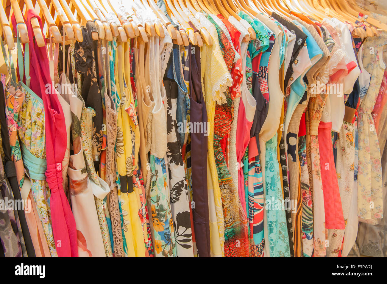 Vielzahl von bunten Damen Sommer Mode Klamotten auf der Schiene im  Ladengeschäft Stockfotografie - Alamy