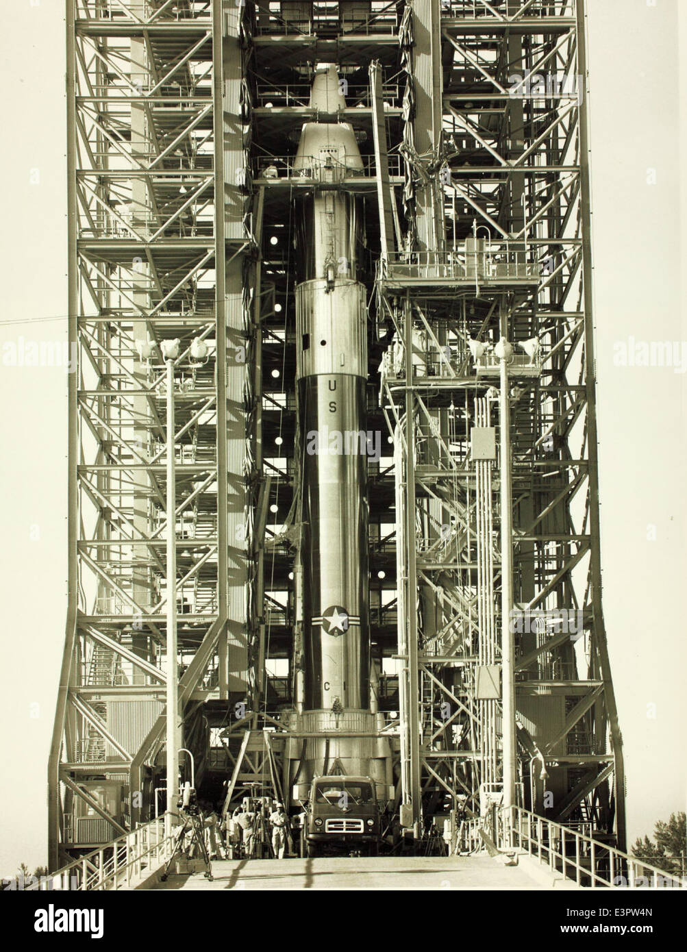 Das zwischen 1965 und 1975 entwickelte Raketensystem Convair/General Dynamics Atlas war ein wichtiger Bestandteil der Verteidigungsstrategie der Vereinigten Staaten für interkontinentale ballistische Raketen (ICBM) während des Kalten Krieges. Sie spielte eine wichtige Rolle bei der nuklearen Abschreckungsfähigkeit des Landes. Stockfoto