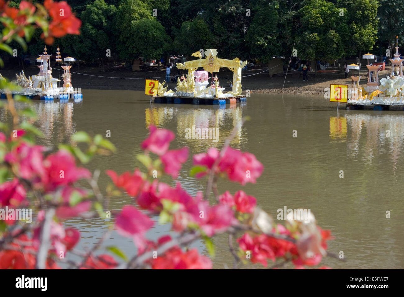 Schwimmer sind auf dem Display in einem Kanal in der Nähe von Tha Pae Tor während des jährlichen Loi Krathong Festival in Chiang Mai, Thailand. Stockfoto