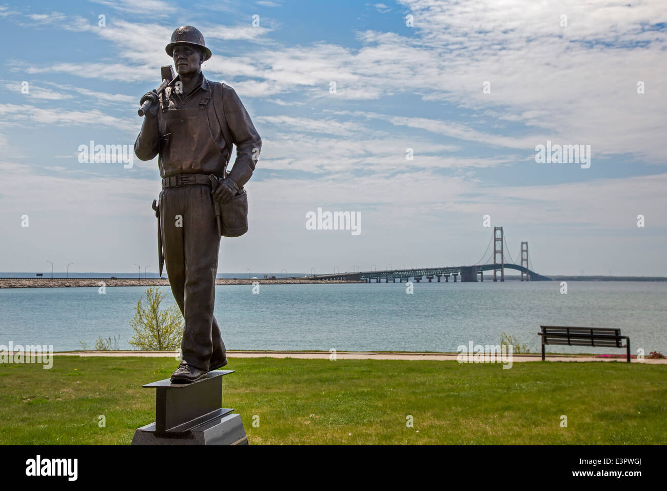 St. Ignace, Michigan - eine Statue eines Stahlarbeiters ist ein Denkmal für die fünf Arbeiter getötet in der Mackinac Brücke zu bauen. Stockfoto