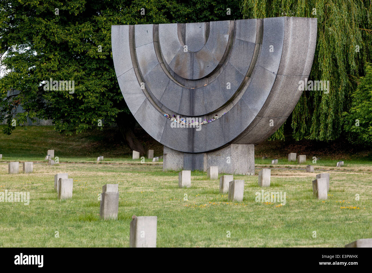 Stein Menorah auf dem jüdischen Friedhof in Terezin, Tschechische Republik Stockfoto