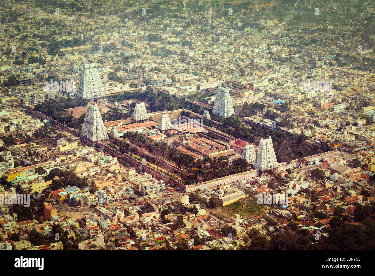 Vintage Retro-Hipster Stil reisen Bild Arulmigu Arunachaleswarar Hindu-Tempel und indische Stadt Tiruvannamalai, Tamil Nadu, Indien Stockfoto