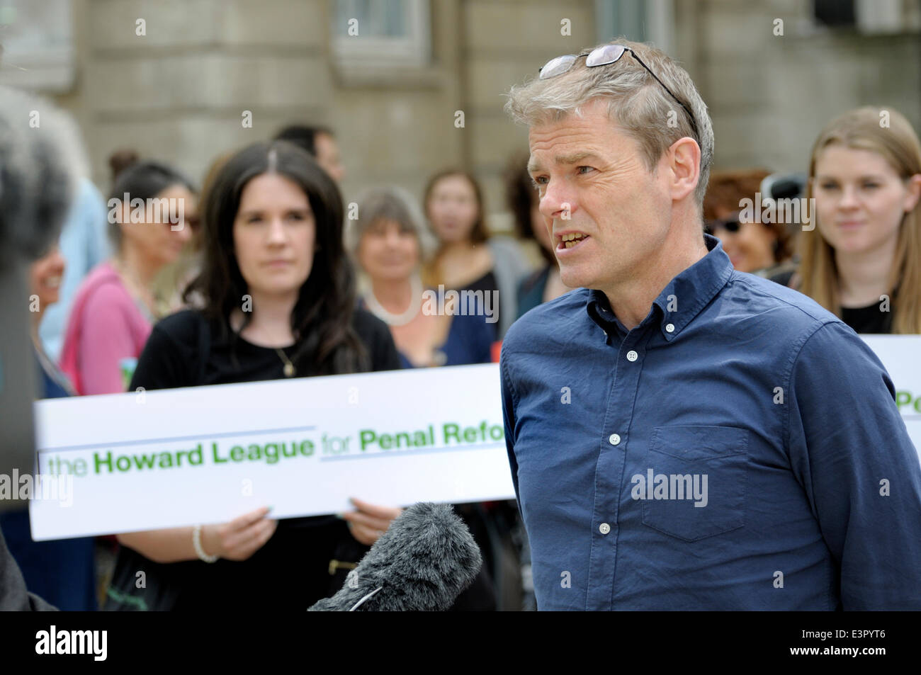 Mitglieder der Howard League for Reform Gefängnis und prominenten Autoren treffen sich in Whitehall, Downing Street 10 eine Petition zu liefern fordern eine Aufhebung auf das Verbot über die Entsendung von Bücher in Gefängnisse. London, UK. 27. Juni 2014. -Autor Mark Haddon interviewt für TV Stockfoto