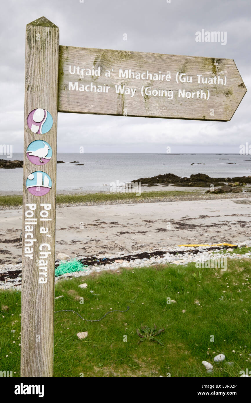 Zweisprachige Machair Weg Weg Wegweiser Richtung Norden an der Küste. Pollachar South Uist äußeren Hebriden Western Isles Schottland UK Großbritannien Stockfoto