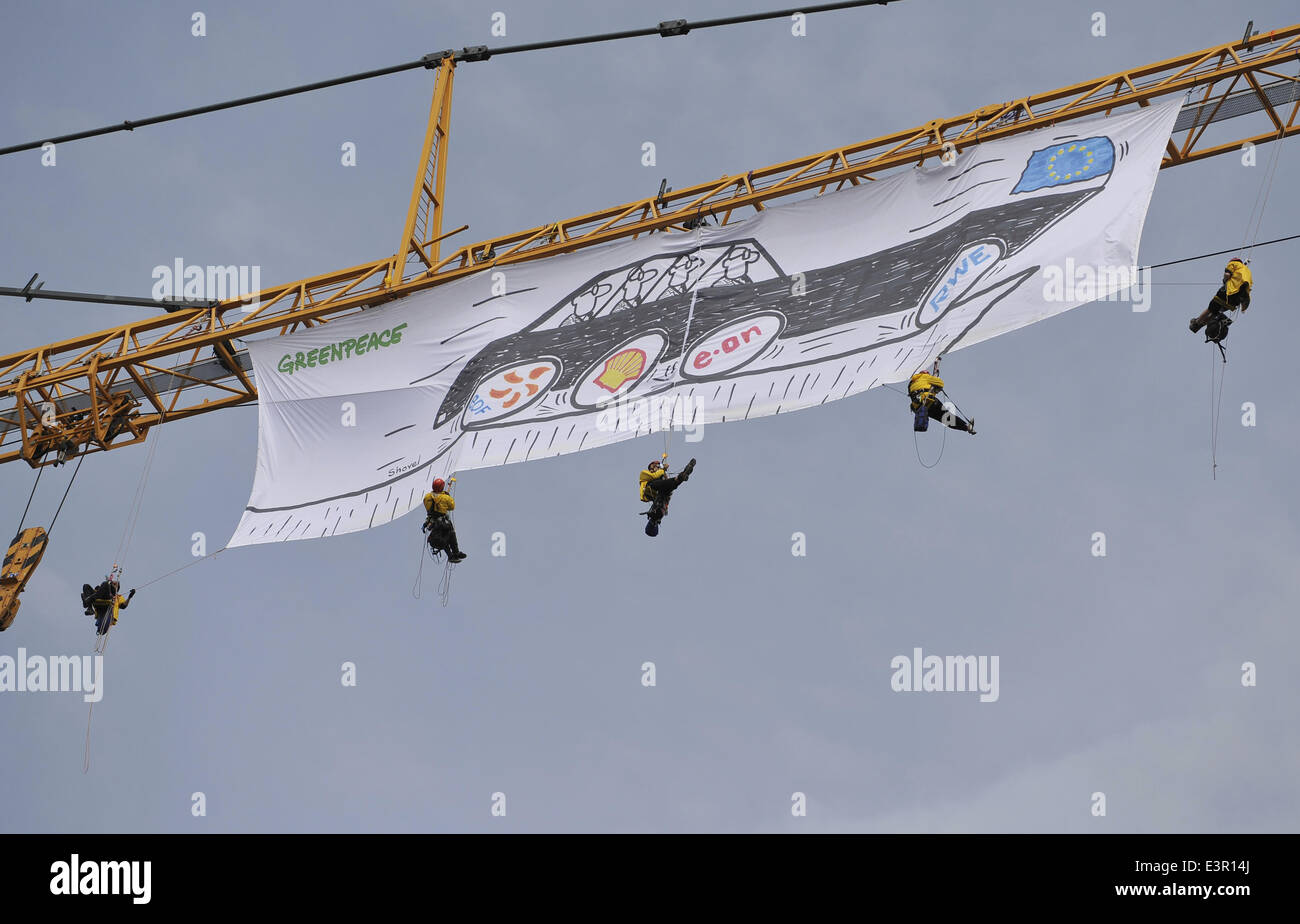 (140627)--Brüssel, 27. Juni 2014 (Xinhua)--Mitglieder der Gruppe Greenpeace entfalten einen riesigen Banner am Kran außerhalb eine neue EU-Gebäude am zweiten Tag von einem EU-Gipfel in Brüssel, Hauptstadt von Belgien, 27. Juni 2014. Greenpeace beschuldigt europäischen Energieunternehmen Betankung der EU Abhängigkeit von Energieimporten. (Xinhua / Ye Pingfan) Stockfoto