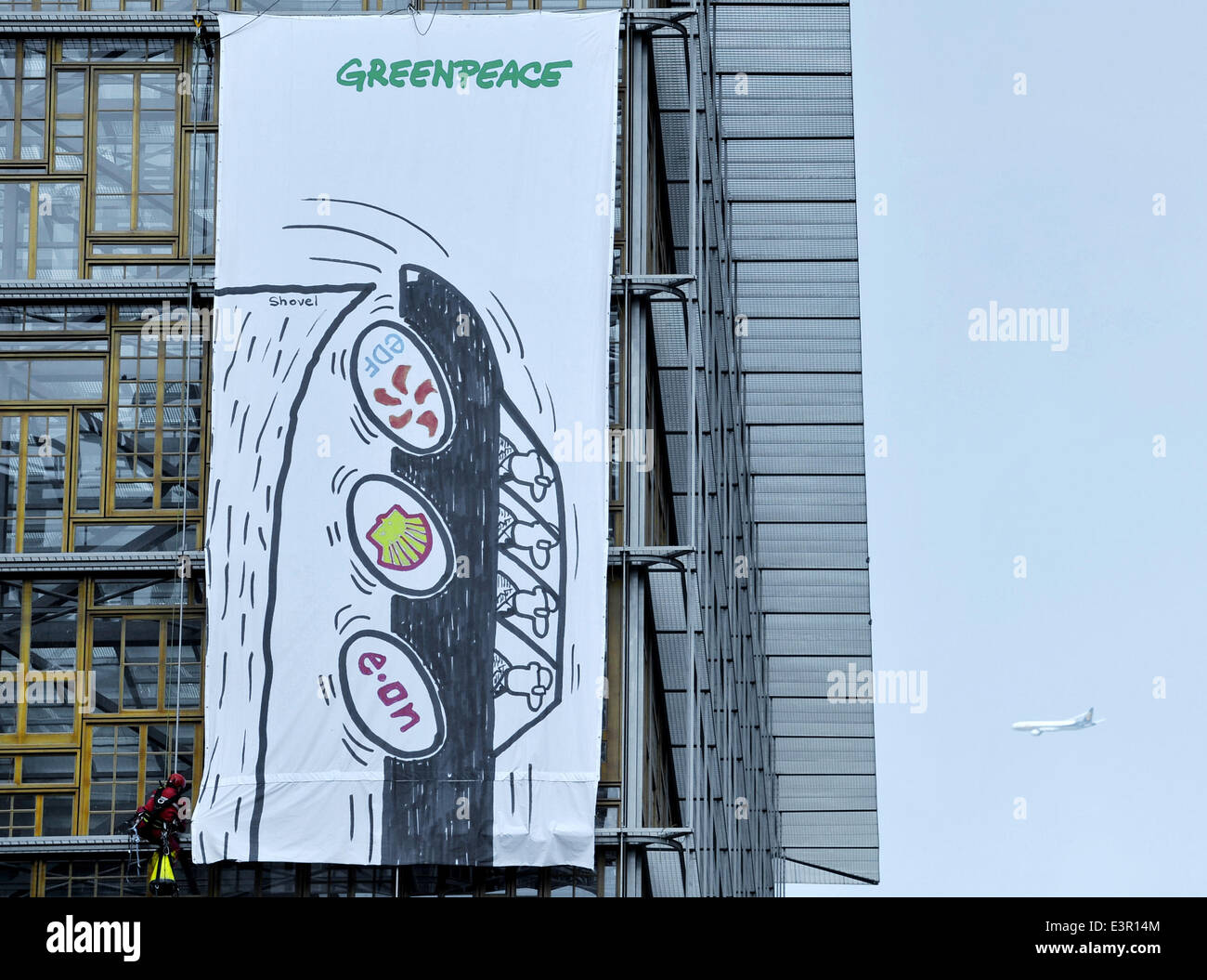(140627)--Brüssel, 27. Juni 2014 (Xinhua)--Mitglieder der Gruppe Greenpeace entfalten einen riesigen Banner außerhalb eine neue EU-Gebäude am zweiten Tag von einem EU-Gipfel in Brüssel, Hauptstadt von Belgien, 27. Juni 2014. Greenpeace beschuldigt europäischen Energieunternehmen Betankung der EU Abhängigkeit von Energieimporten. (Xinhua / Ye Pingfan) Stockfoto