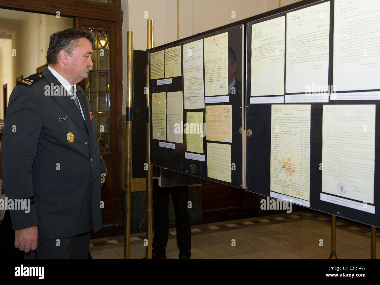 Zagreb, Kroatien. 27. Juni 2014. Ein kroatischer Offizier schaut auf die Fotos ausgestellt, während das offizielle Gedenken an den 100. Jahrestag des Beginns des ersten Weltkrieges (WWI) auf das Kroatische Staatsarchiv in Zagreb, Kroatien, 27. Juni 2014. Die zentrale markiert den Beginn der WWI war hier am Freitag feierliche. © Miso Lisanin/Xinhua/Alamy Live-Nachrichten Stockfoto
