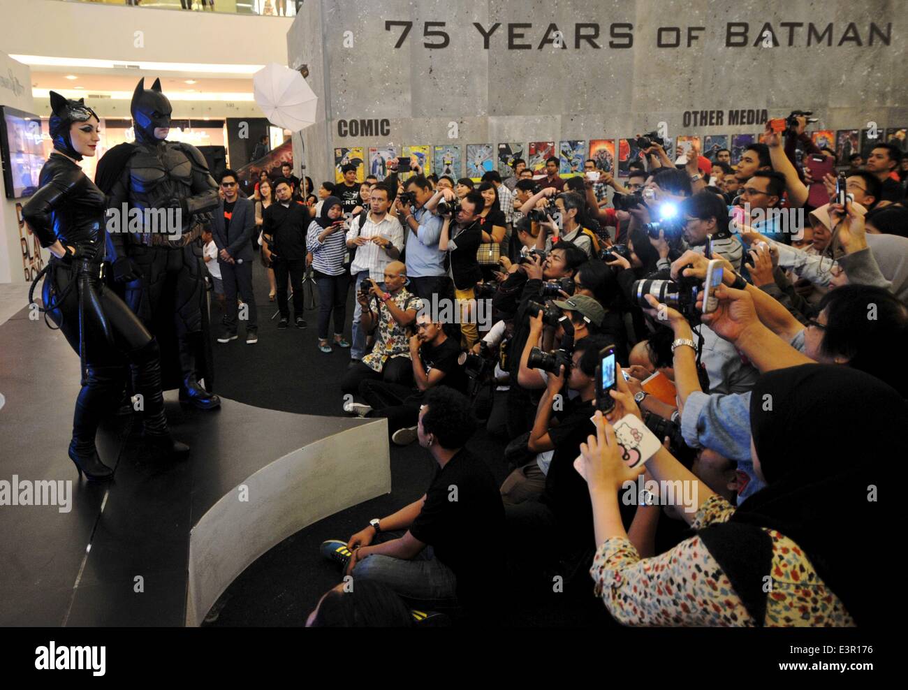 (140627)--JAKARTA, 27. Juni 2014 (Xinhua)--Menschen Fotografieren eines Mannes in Kostümen der Animation Charakter von Batman in einem Shopping Center als Teil von Batman 75. Jubiläums-Ausstellung in Jakarta, Indonesien, 27. Juni 2014. (Xinhua/Agung Kuncahya B.) Stockfoto