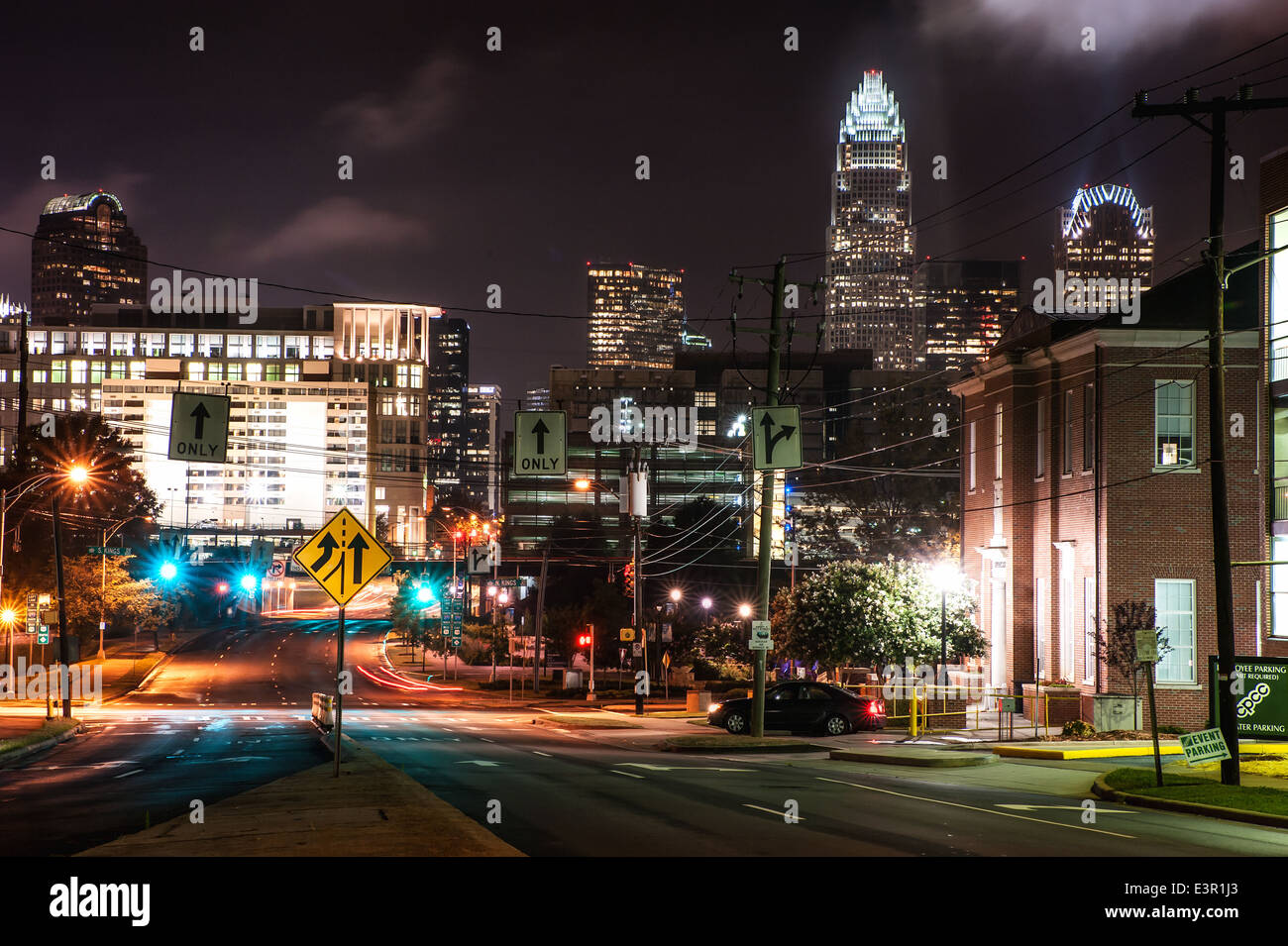 Charlotte, North Carolina, Vereinigte Staaten von Amerika. 25. Juni 2014. Wolkenkratzer der Innenstadt, uptown Charlotte in der Nacht Stockfoto