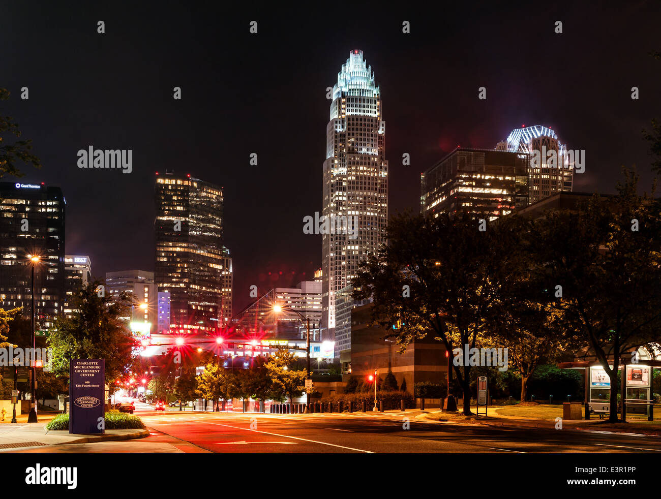 Charlotte, North Carolina, Vereinigte Staaten von Amerika. 25. Juni 2014. Wolkenkratzer der Innenstadt, uptown Charlotte in der Nacht Stockfoto