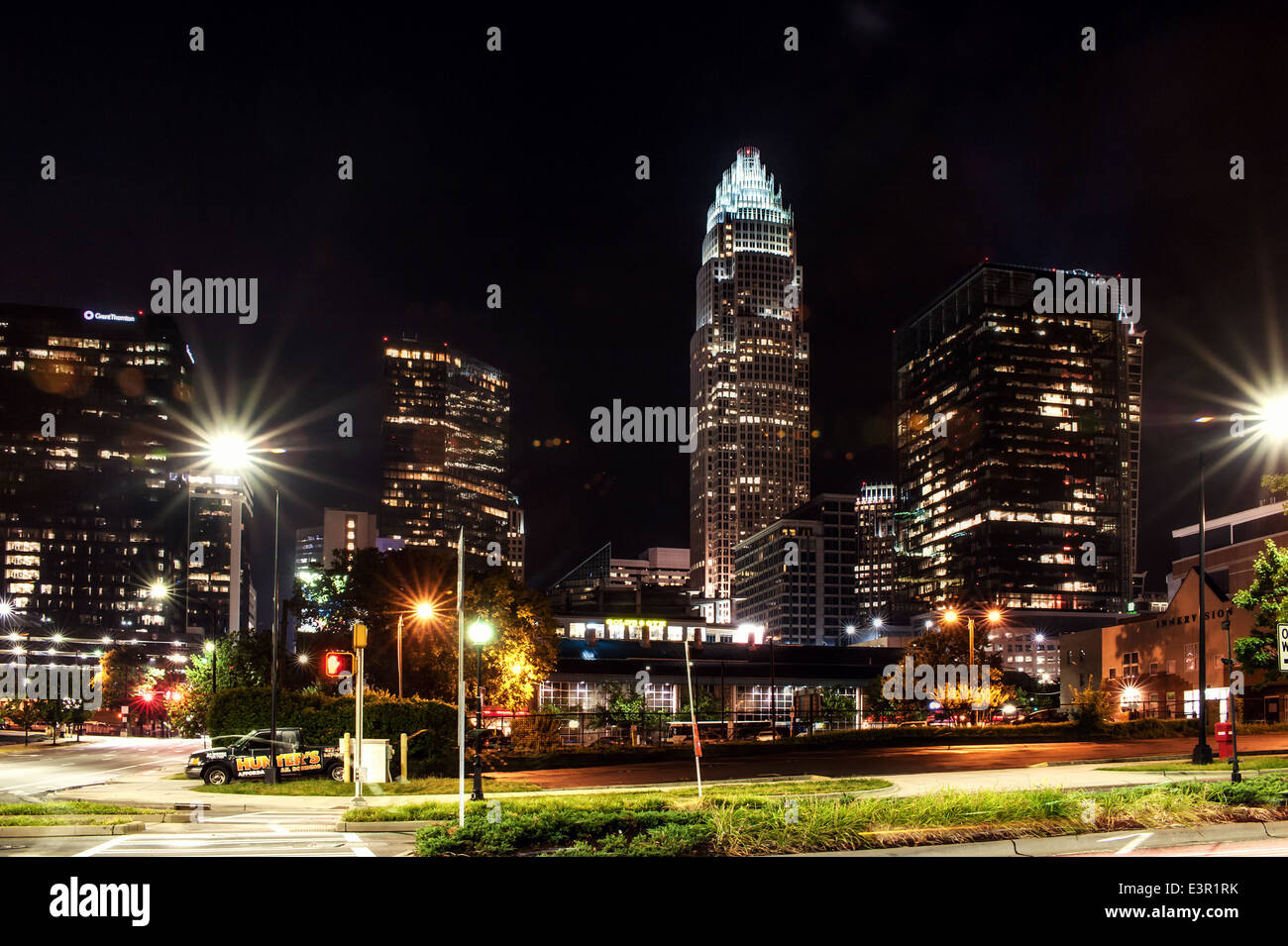 Charlotte, North Carolina, Vereinigte Staaten von Amerika. 25. Juni 2014. Wolkenkratzer der Innenstadt, uptown Charlotte in der Nacht Stockfoto