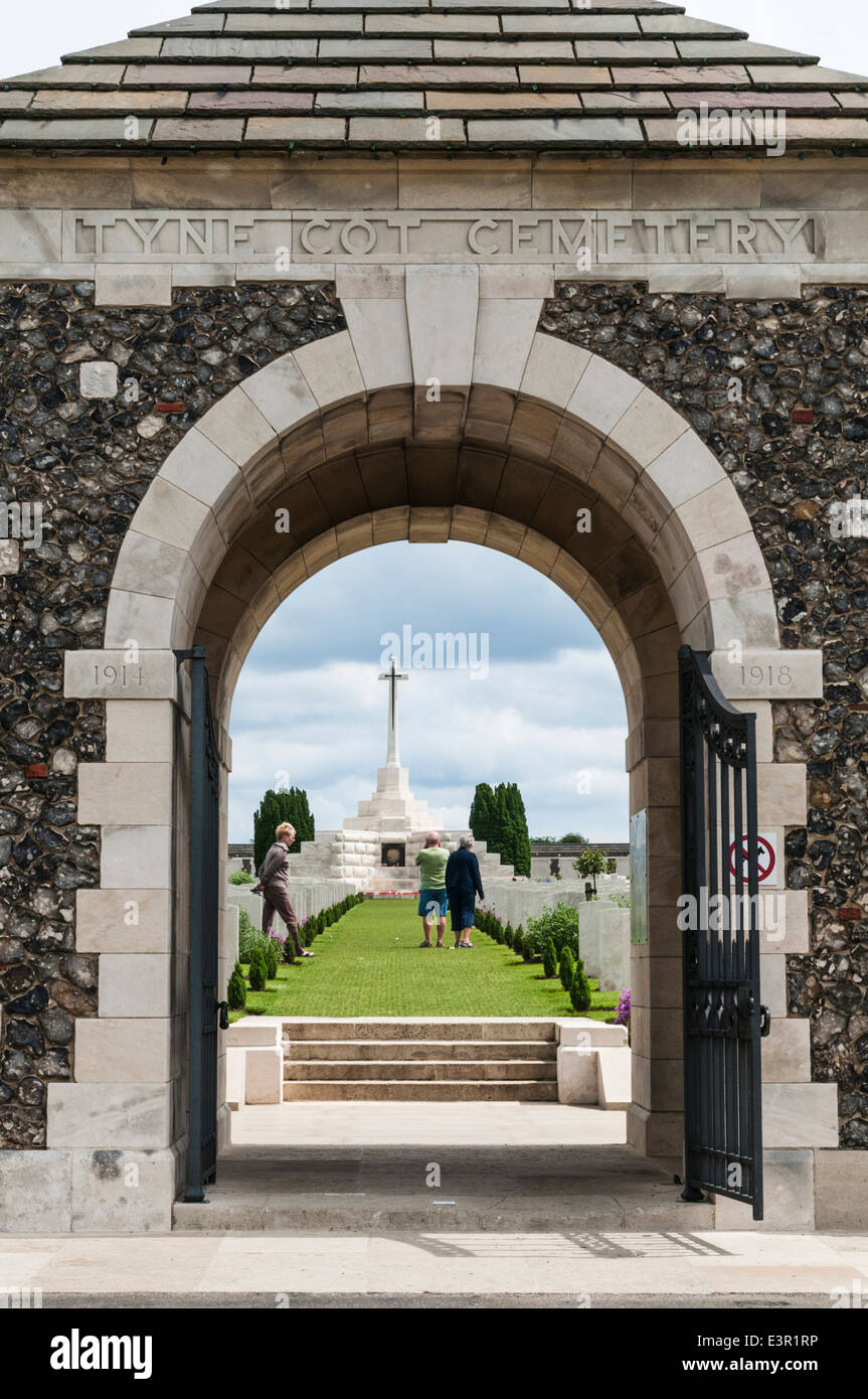 Blick durch die gewölbten Eingang Tyne Cot Commonwealth War Cemetery in der Nähe von Paschendaele Stockfoto