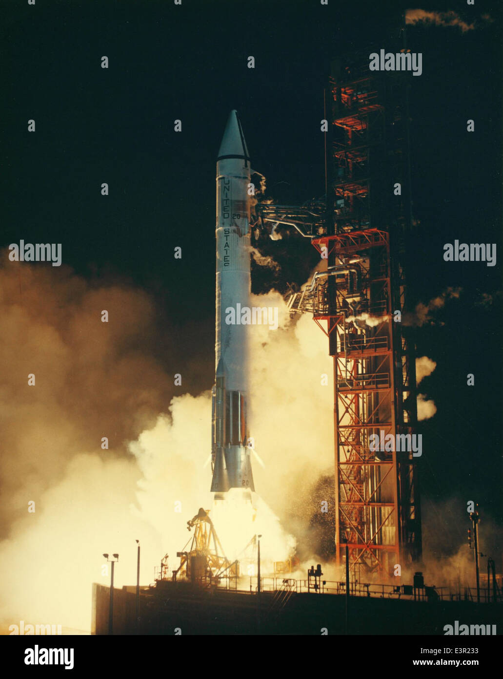 Das Convair/General Dynamics Atlas-Programm (1965–1975) war maßgeblich an der Entwicklung interkontinentaler ballistischer Raketen (ICBM) beteiligt. Die Atlas-Rakete war während des Kalten Krieges der Schlüssel zu den US-Raketenabwehrsystemen und bleibt ein wichtiger Meilenstein in der Luft- und Raumfahrtgeschichte. Stockfoto