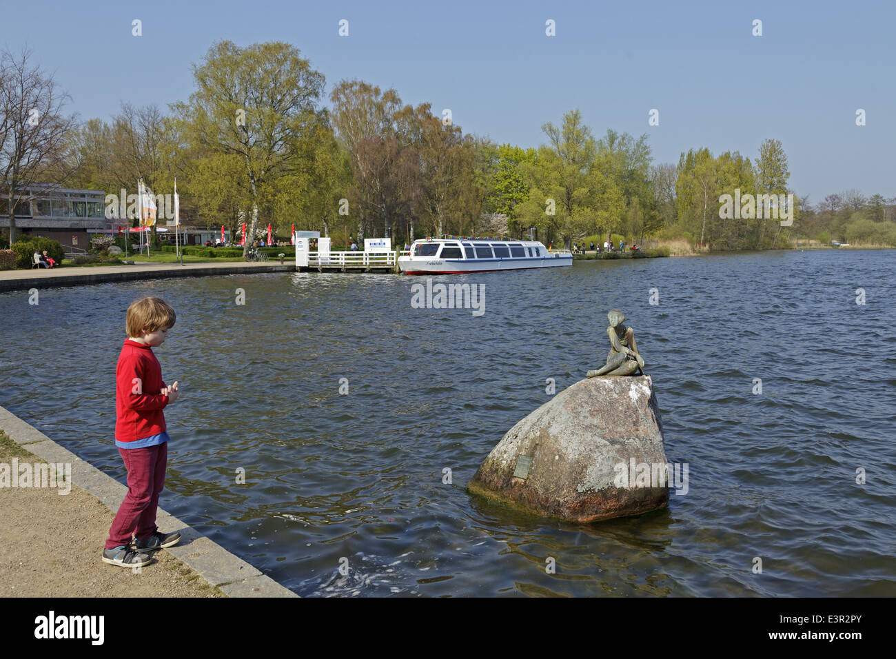 kleiner Junge beobachten eine Statue von einer Meerjungfrau, großer See, Eutin, Schleswig-Holstein, Deutschland Stockfoto