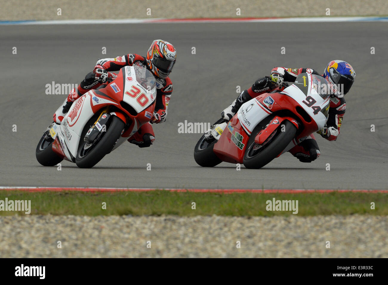 Assen, Niederlande. 27. Juni 2014. MotoGP. Iveco Daily TT Assen Qualifikation. Moto2-Fahrer Jonas Folger (AGR Team) und Takaaki Nakagama (Idemitsu Honda Team) während des Qualifyings auf TT Assen Rennstrecke. Bildnachweis: Aktion Plus Sport/Alamy Live-Nachrichten Stockfoto