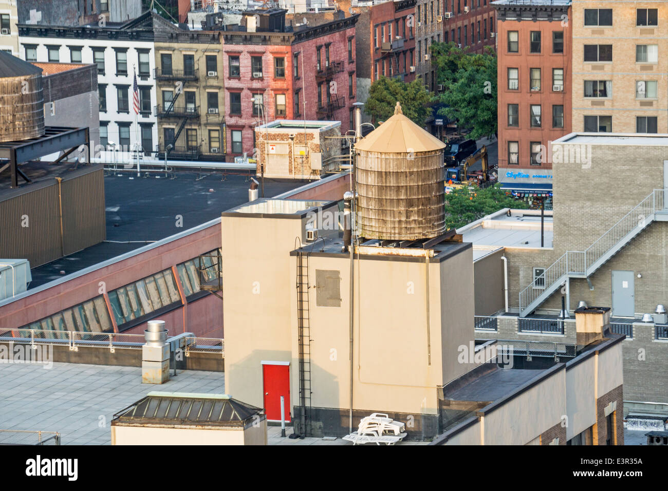Blick über Hells Kitchen auf dem Dach Dächer mit alten hölzernen Wasserturm Türme & 8th Avenue Mietshäusern im Hintergrund New York City Stockfoto