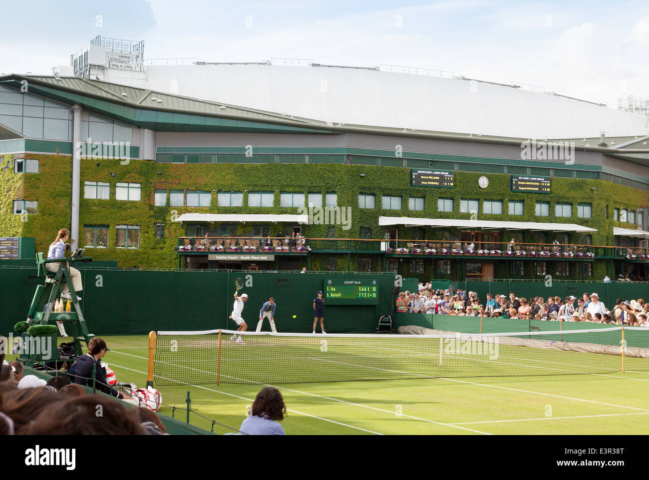 Tennis-Match auf einem äußeren Gericht, den Wimbledon All England Lawn Tennis Club Championships, Wimbledon London UK Stockfoto