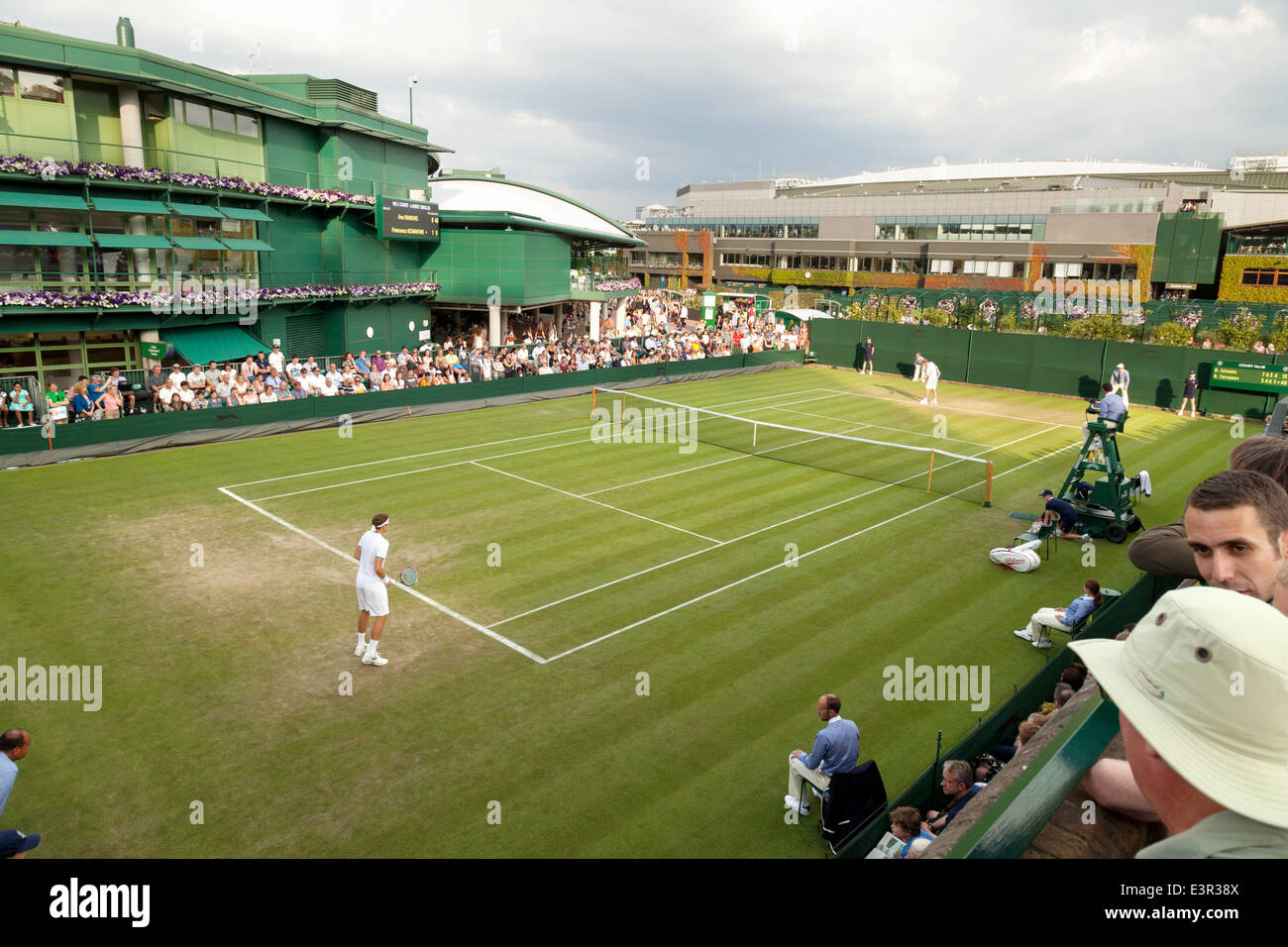 Tennis-Match auf einem äußeren Gericht, den Wimbledon All England Lawn Tennis Club Championships, Wimbledon London UK Stockfoto