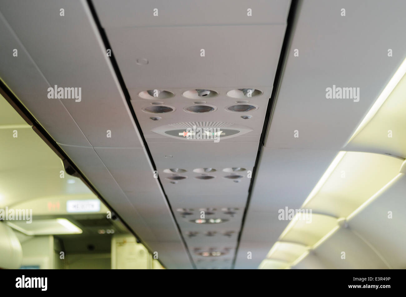 Deckenbeleuchtung und Lüftung an Bord eines Airbus A320 Stockfoto