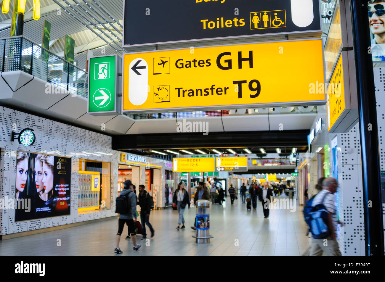 Geschäfte am Flughafen Schiphol Stockfoto