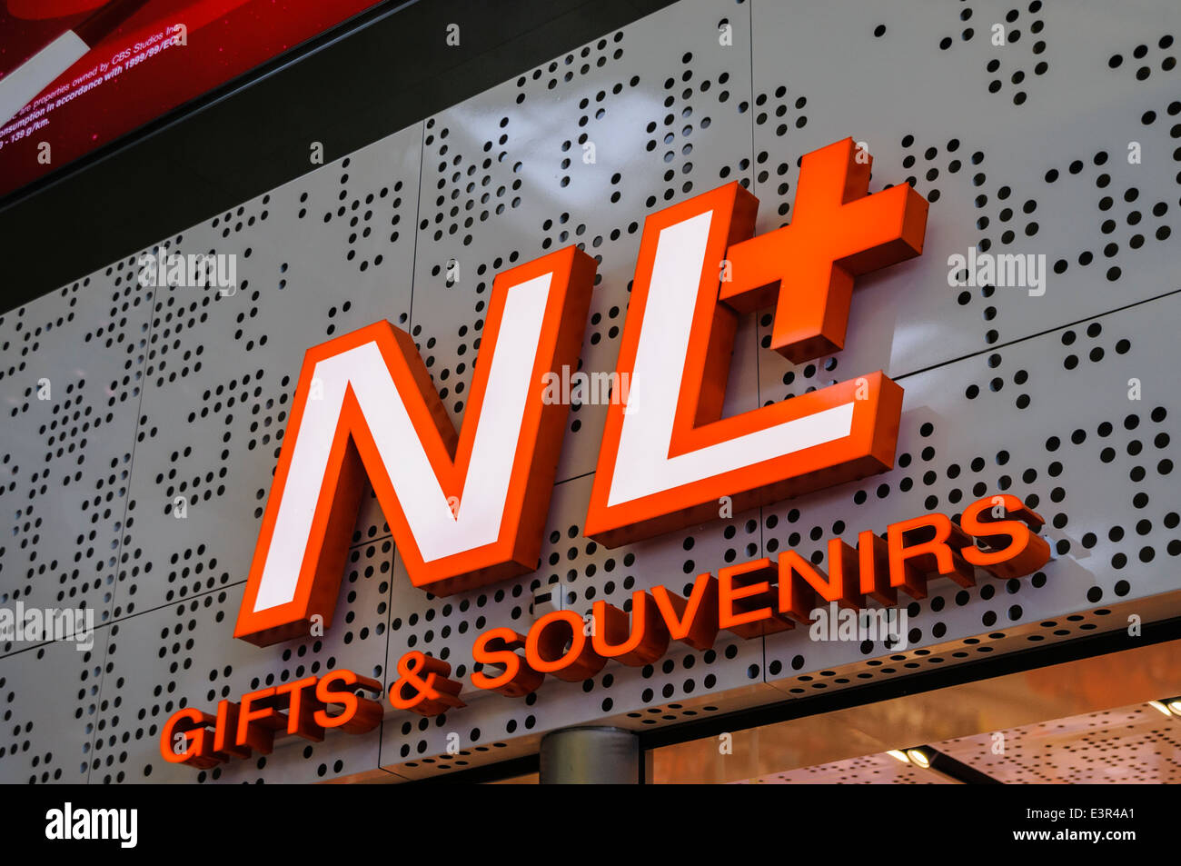 NL + Geschenke und Souvenirs Shop im Flughafen Schiphol Stockfoto