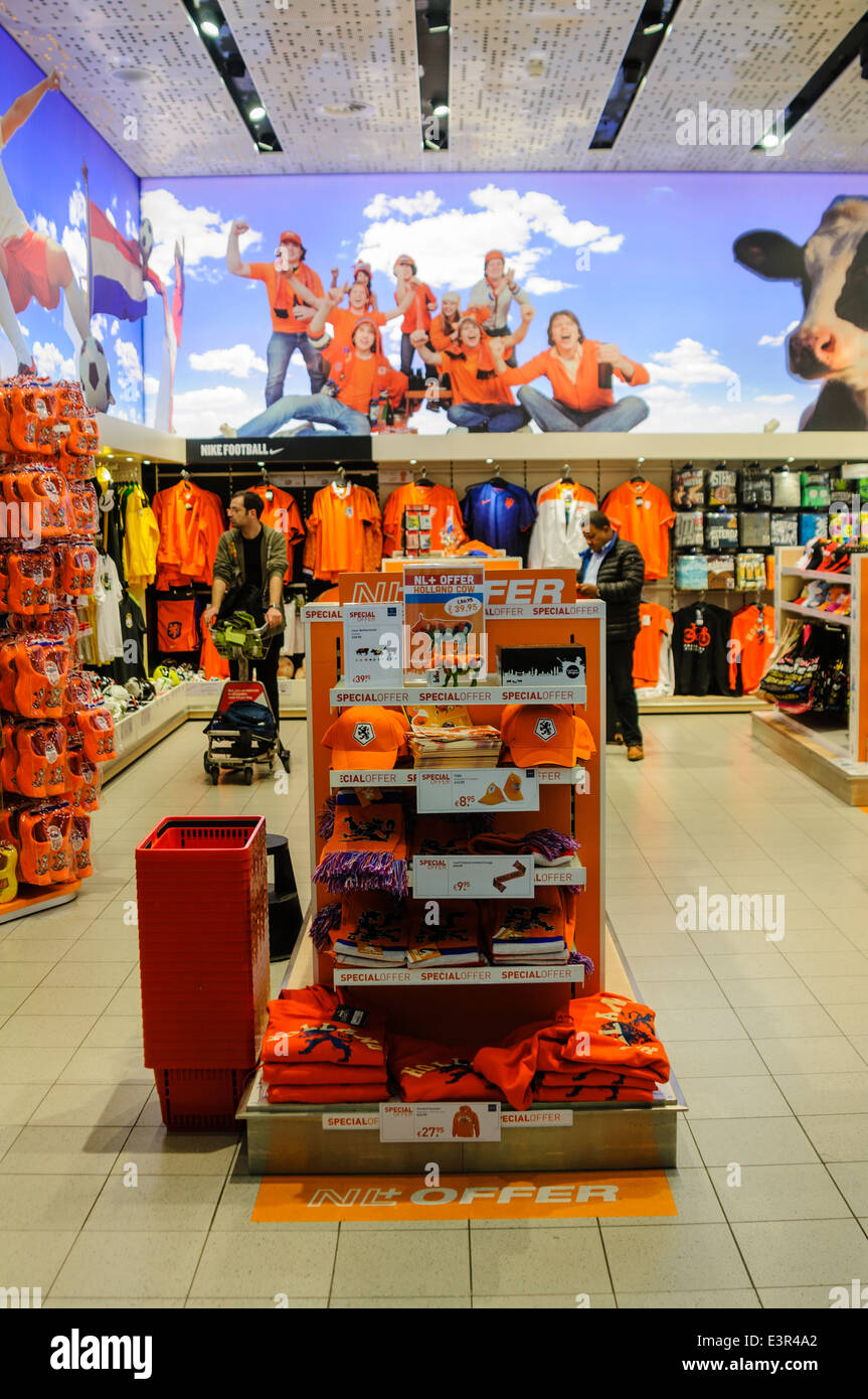 NL + Geschenke und Souvenirs Shop im Flughafen Schiphol Stockfoto