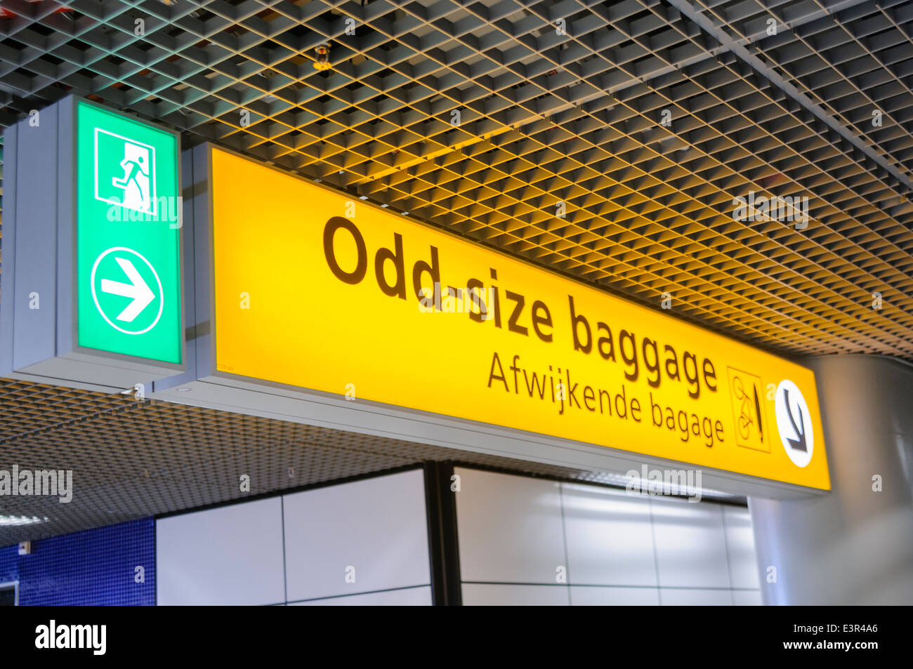 Zeichen auf einem Flughafen für ungerade Größe Gepäck Stockfoto