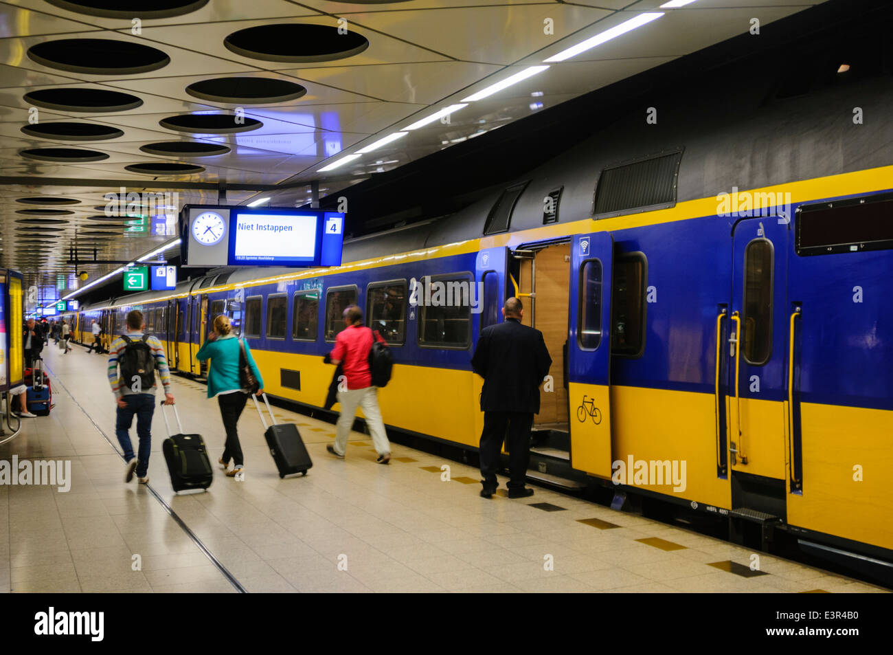 Passagiere steigen Sie einen Zug am Flughafen Amsterdam Schiphol Stockfoto