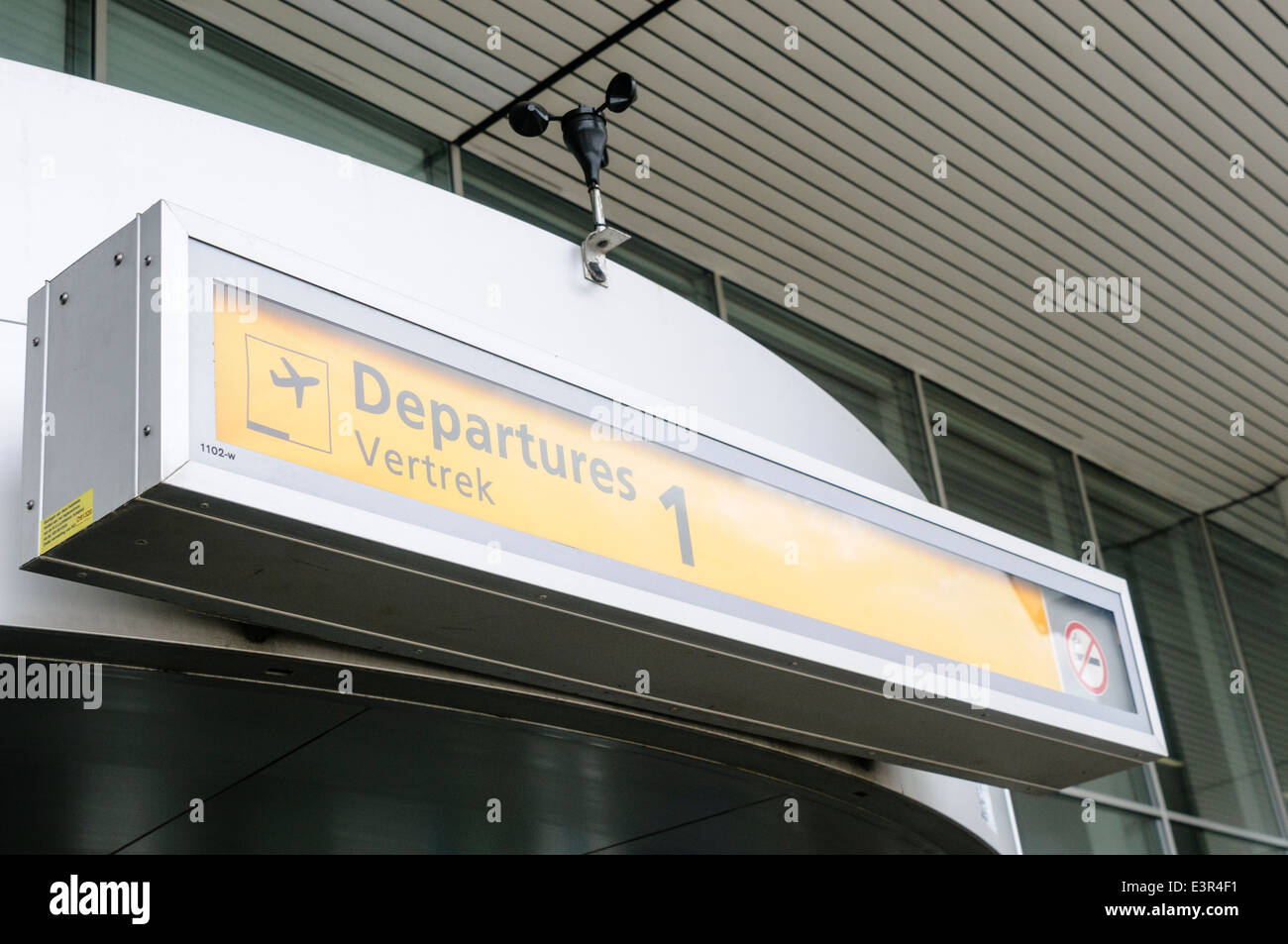 Melden Sie sich über der Tür bei Abfahrten im Flughafen Schiphol Stockfoto