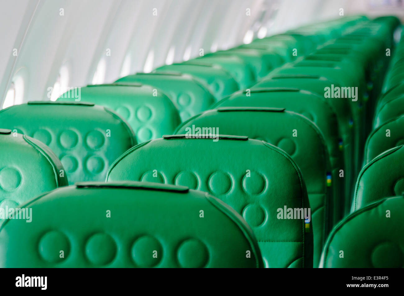 Leere grüne Sitze an Bord eines Flugzeugs Stockfoto