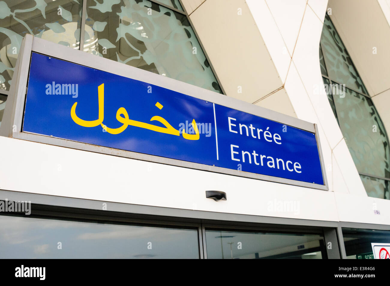 Eingangsschild in Arabisch, Französisch und Englisch über die Ankünfte Eingang von Marrakech Maroc Menara International Airport, Marokko Stockfoto
