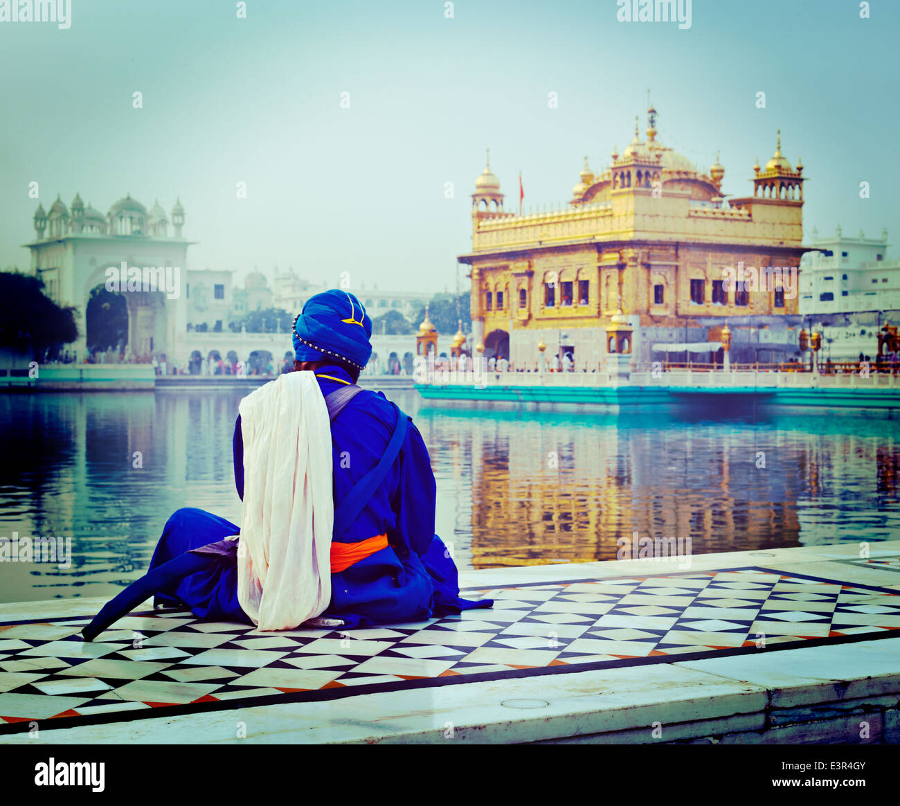 Vintage Retro-Hipster Stil reisen Bild nicht identifizierbare Seekh Nihang Kriegers meditieren im Sikh-Tempel Harmandir Sahib. Indien Stockfoto