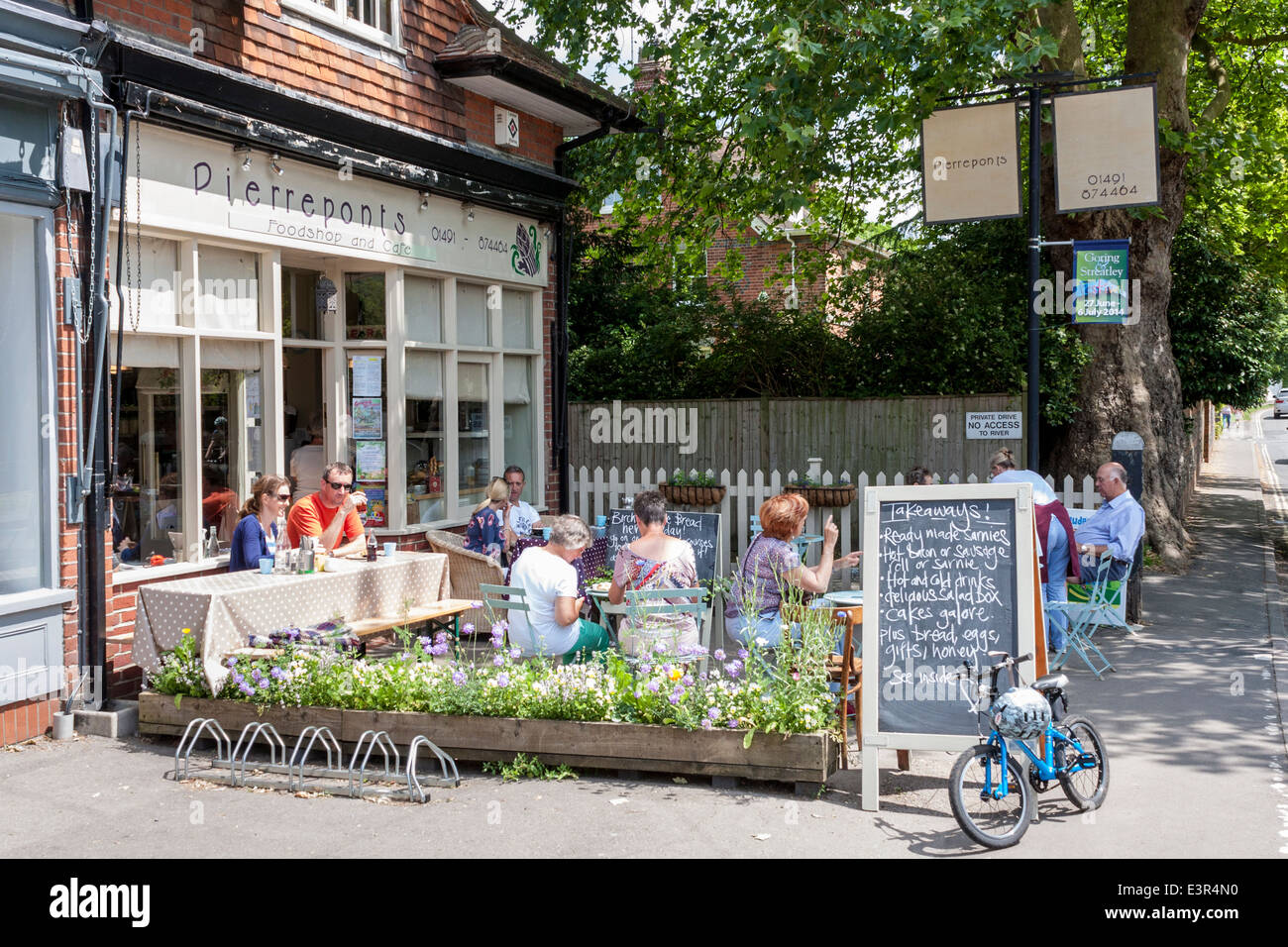 Kunden Essen im Freien ein Café. Goring-on-Thames, Oxfordshire, England, GB, UK. Stockfoto