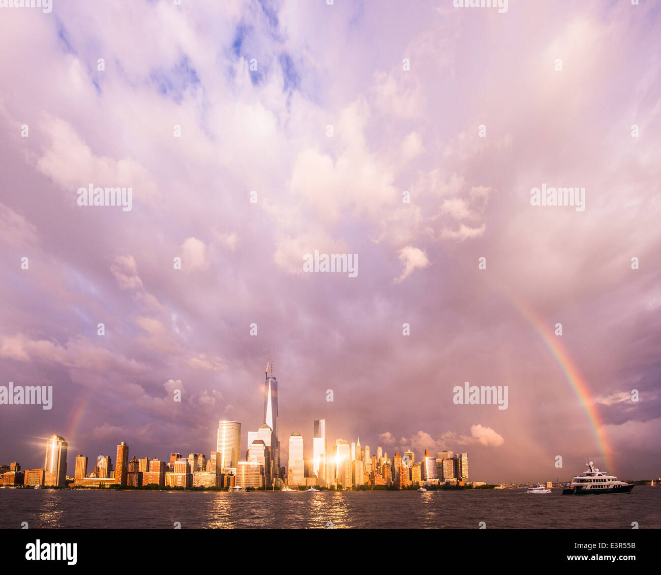 Regenbogen über NYC im Sommer Stockfoto