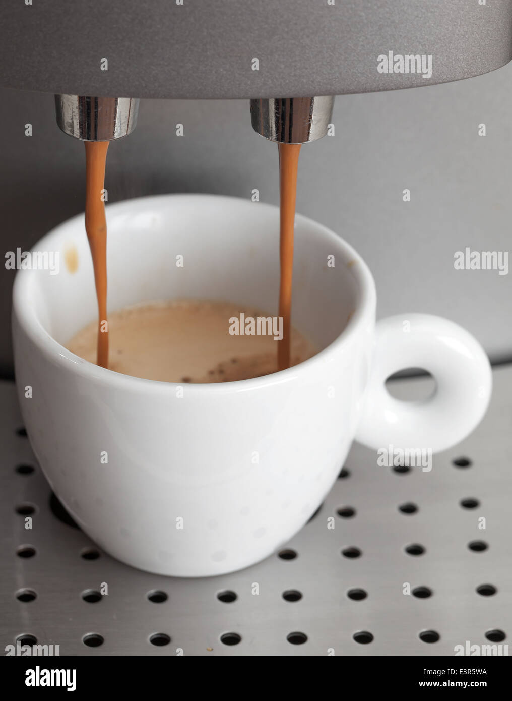Weiße Keramik Tasse Kaffeemaschine. Espresso Zubereitung Stockfoto