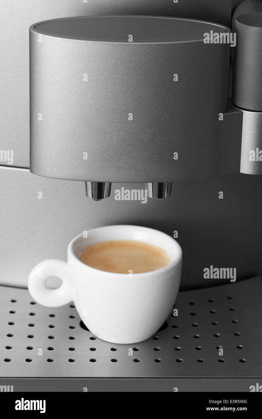 Kleine Tasse Espresso in modernen Kaffee-Vollautomat Stockfoto